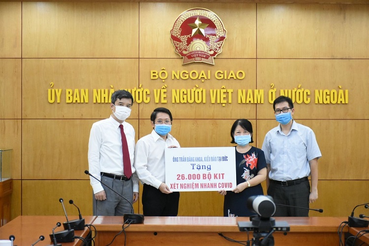 SCOV receives 26,000 COVID-19 quick test kits donated by overseas Vietnamese in Germany